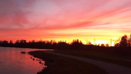 afbeelding van een paarsrode zonsondergang